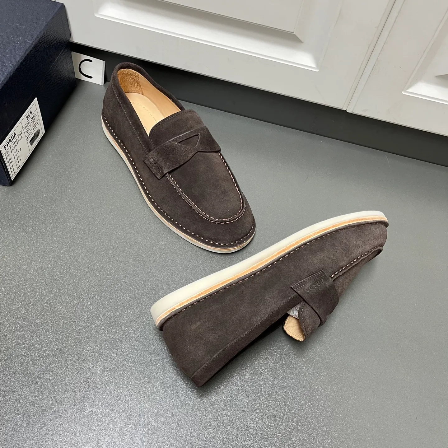 💰840 Prada men’s new suede leather loafers. Made of flocked cow second-layer leather, they combine classic design with handmade details, blending sophistication with casual comfort. Hot-stamped logo on the outside, topstitched seams on the skirt, 1.5cm white rubber sole with leather welt, dyed calfskin lining, silver-labeled cowhide feet, simple and elegant style, comes with a full set of original packaging dust bag! C leather shoe size: 39/40/41/42/43/44 brown color welcome to order